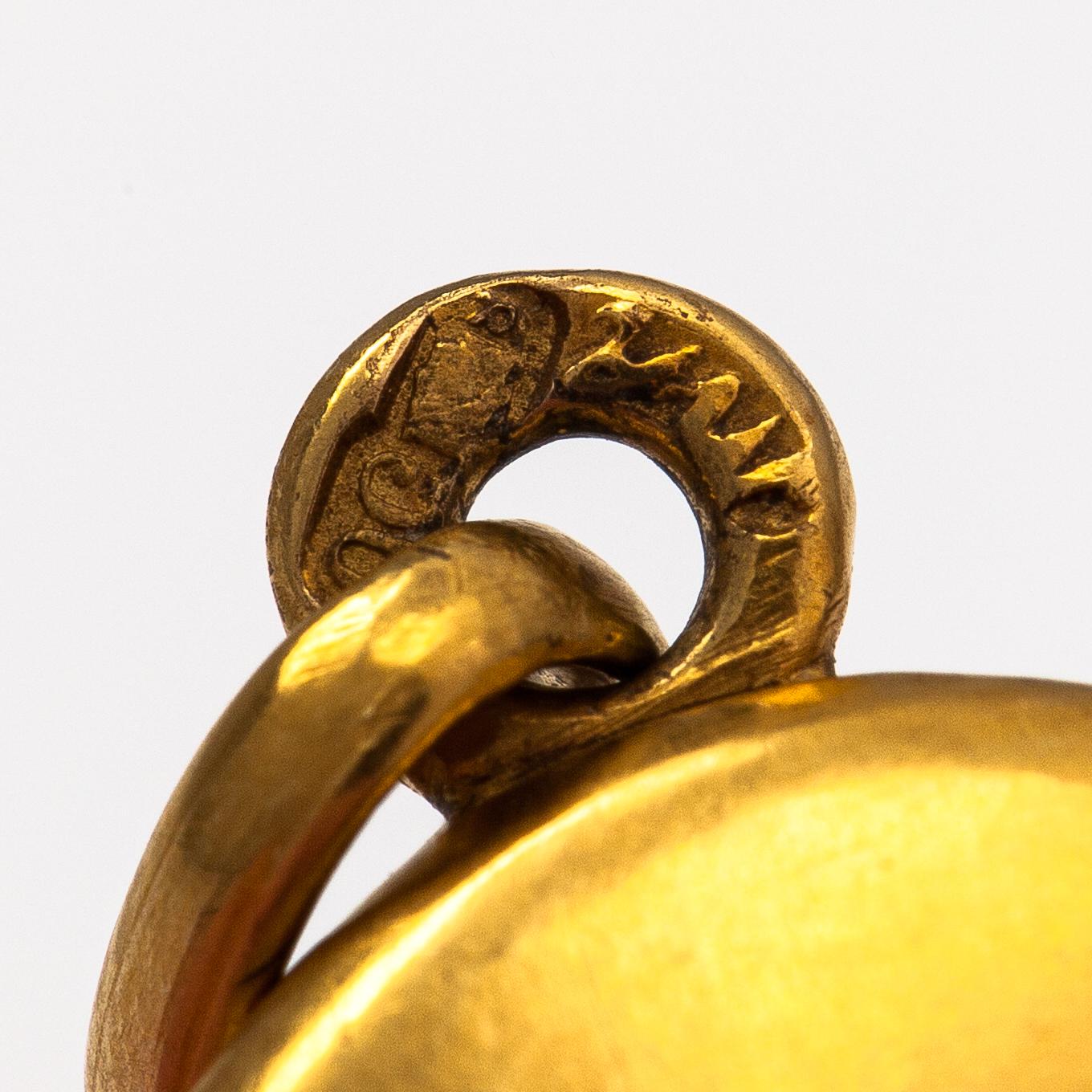 Medaljonki, 14K kultaa, rubiini ja denamtoiidigranaatti. Pietari, 1908-26.