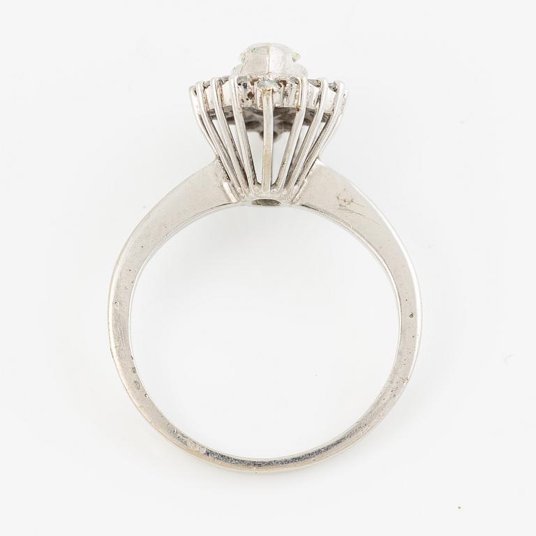 Ring in white gold with a navette-cut diamond and octagon-cut diamonds.