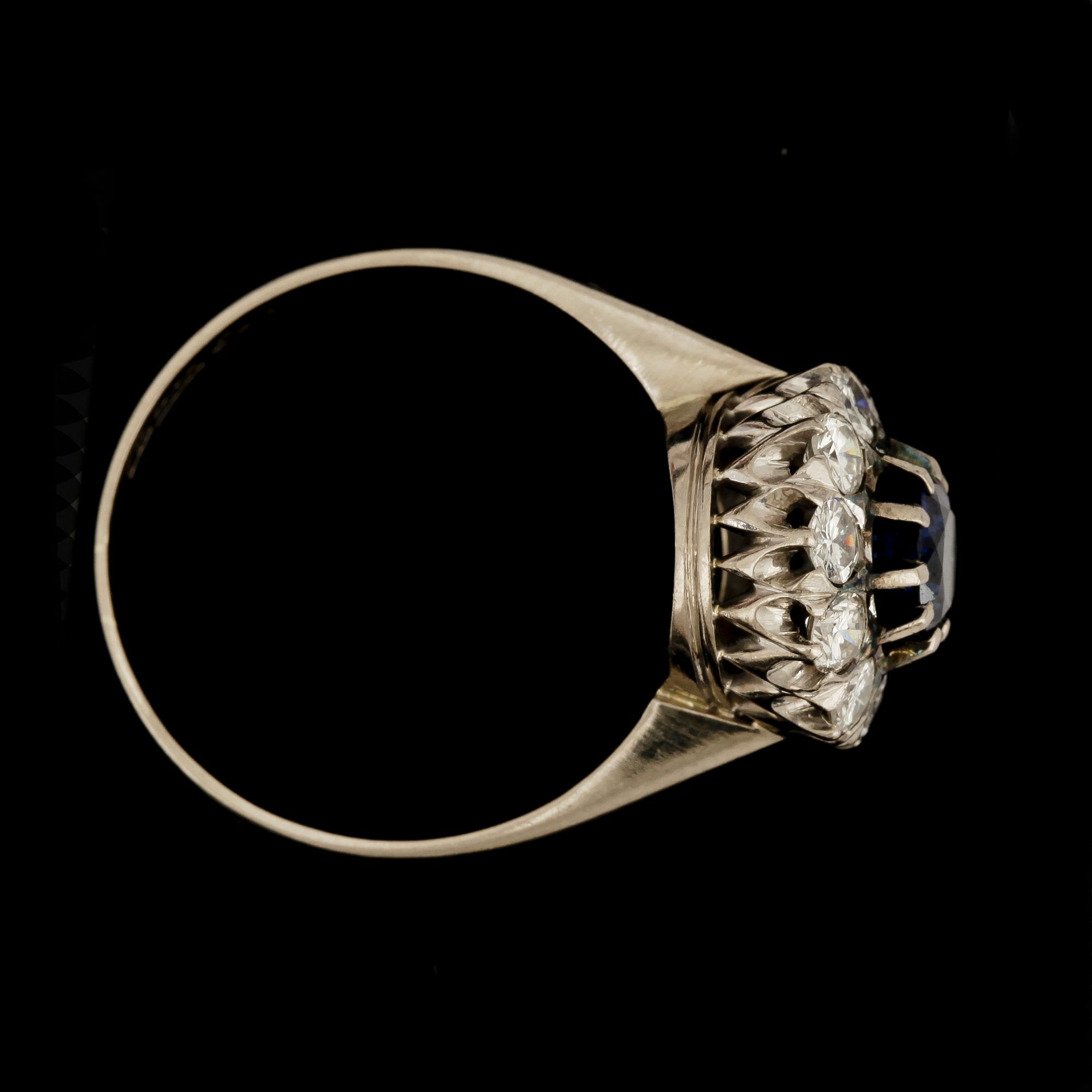 RING, 18k vitguld med safir och briljantslipade diamanter tot ca0,70ct. Stockholm, 1966. Vikt ca5g.