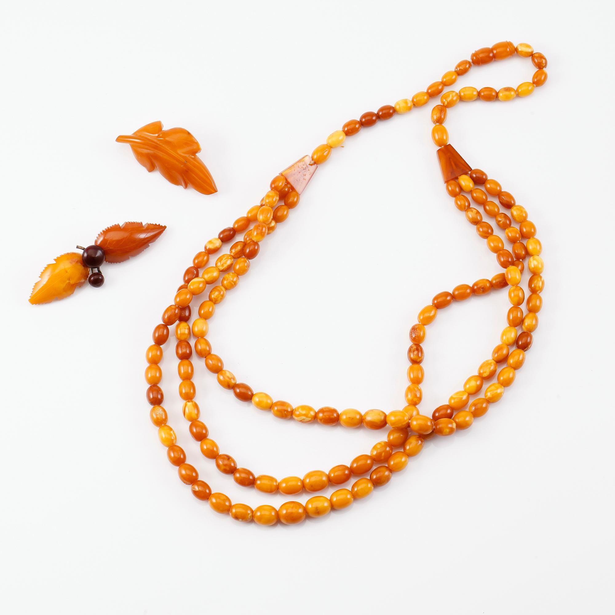 COLLIER OCH BROSCHER, 2 st, bärnsten, 1900-talets mitt.