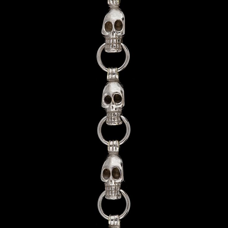 A white gold 'skull' necklace/chain. Weight 81,4 g.