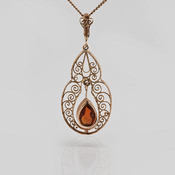 HÄNGE, 18K guld med cabochonslipad citrin, Göteborg, 1920. Vikt 5,9 gram.