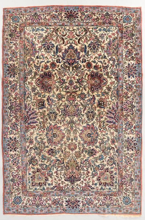 Rug, Kirman, semi-antique approximately 292x195 cm.