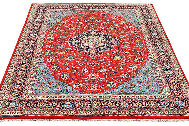 A Kashan carpet, a. 320 x 234 cm.