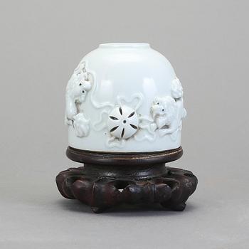 PENSELBAD, blanc de chine. Kina, 1900-tal med sigillmärke.