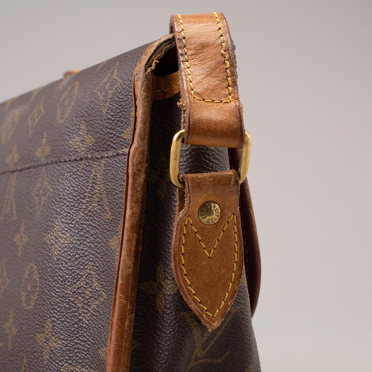 A Louis Vuitton 'Gibeciere' bag.