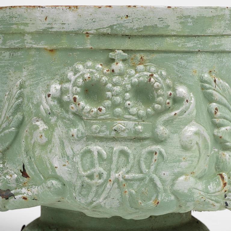 A pair of Swedish cast-iron garden urns, presumably later part 19th century.