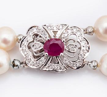 PEARL BRACELET, cultured freshwater pearls approx 7-7,5 mm, clasp 18K whitegold 1 ruby and brilliant-cut diamonds.