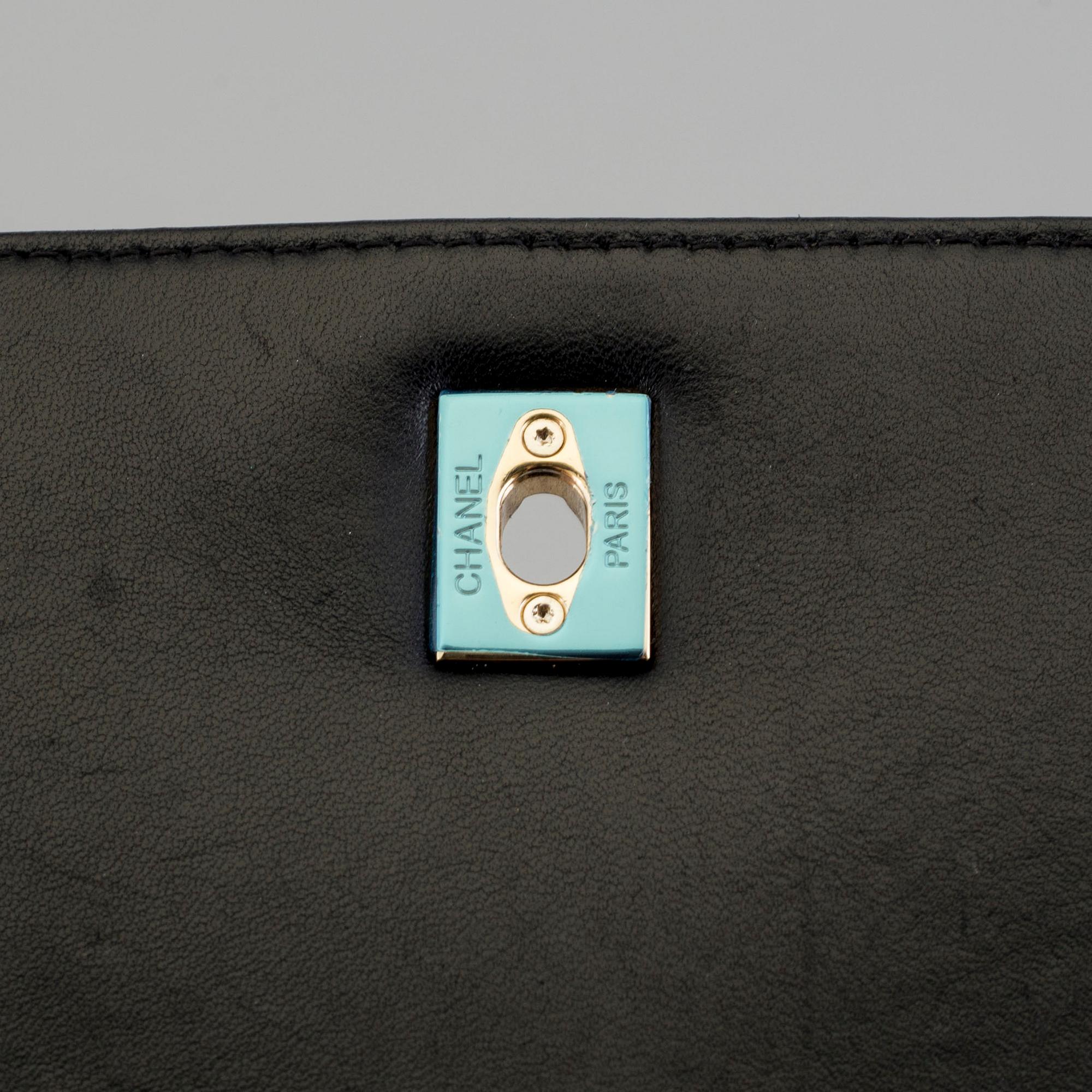 A bag by Chanel, "Grand sac à rabat avec poignée" 2017.