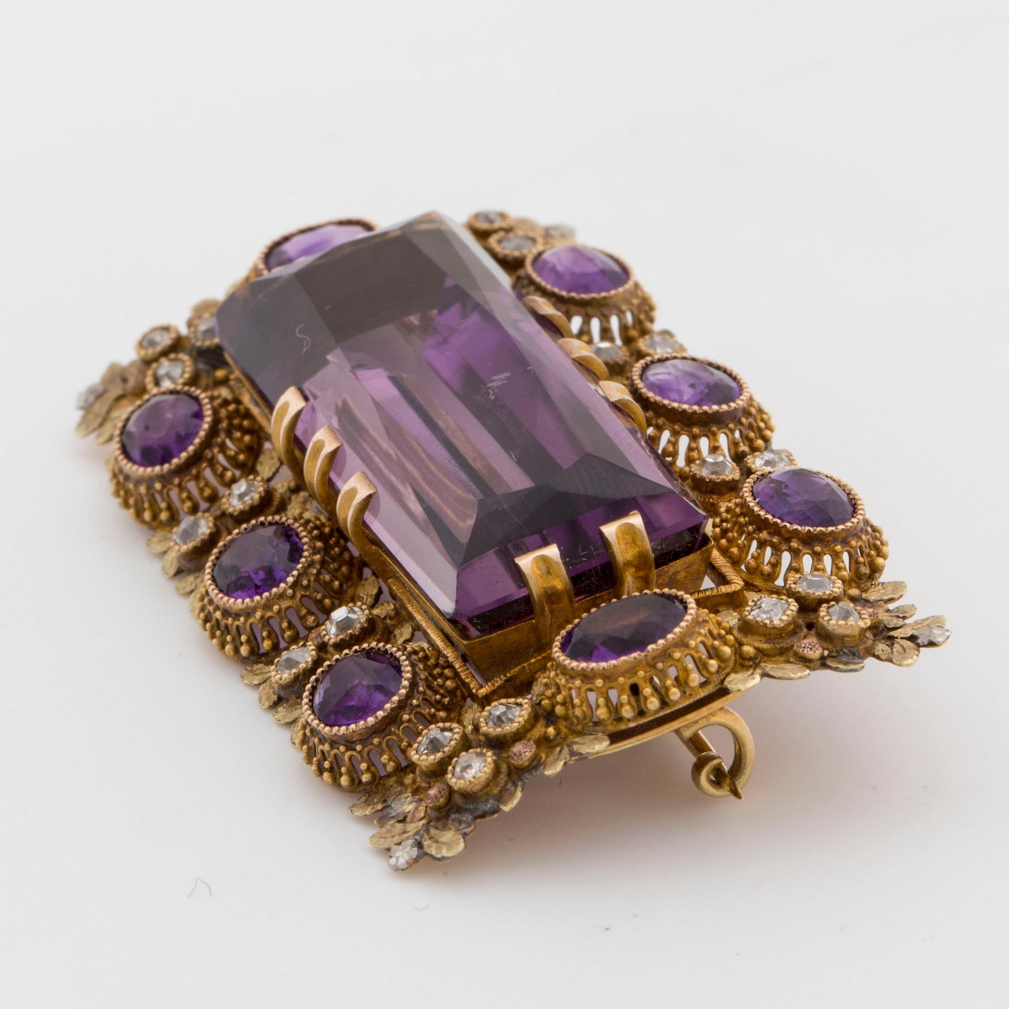 BROCSH, med fasettslipade ametister samt old-mine diamanter, sent 1700-tal.