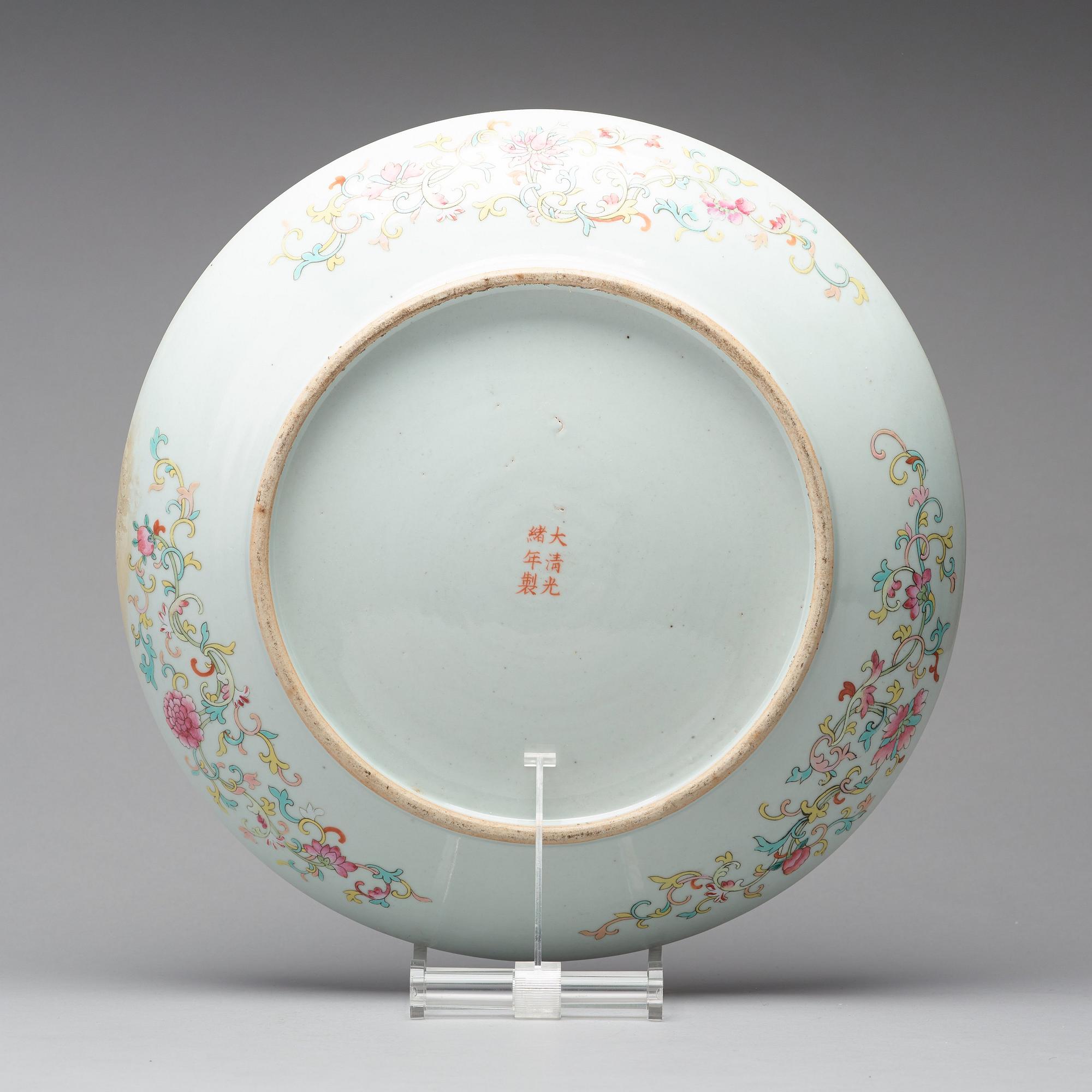 SKÅLFAT, porslin. Qingdynastin, med Guangxus märke och period (1875-1908).