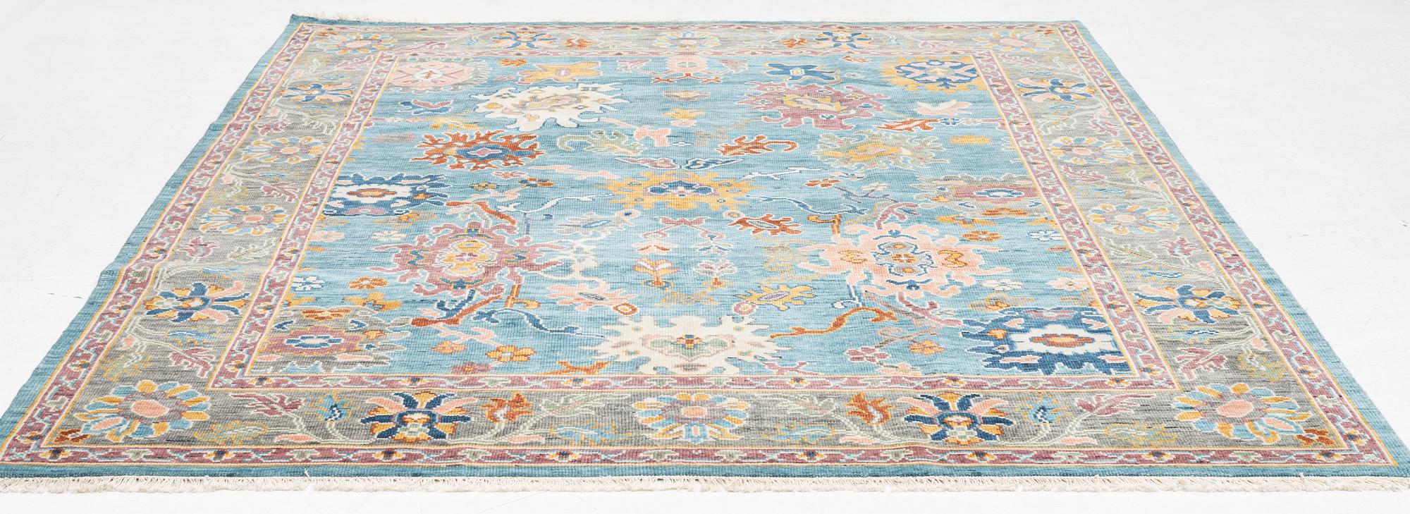 A Heriz design carpet, c. 301 x 240 cm.