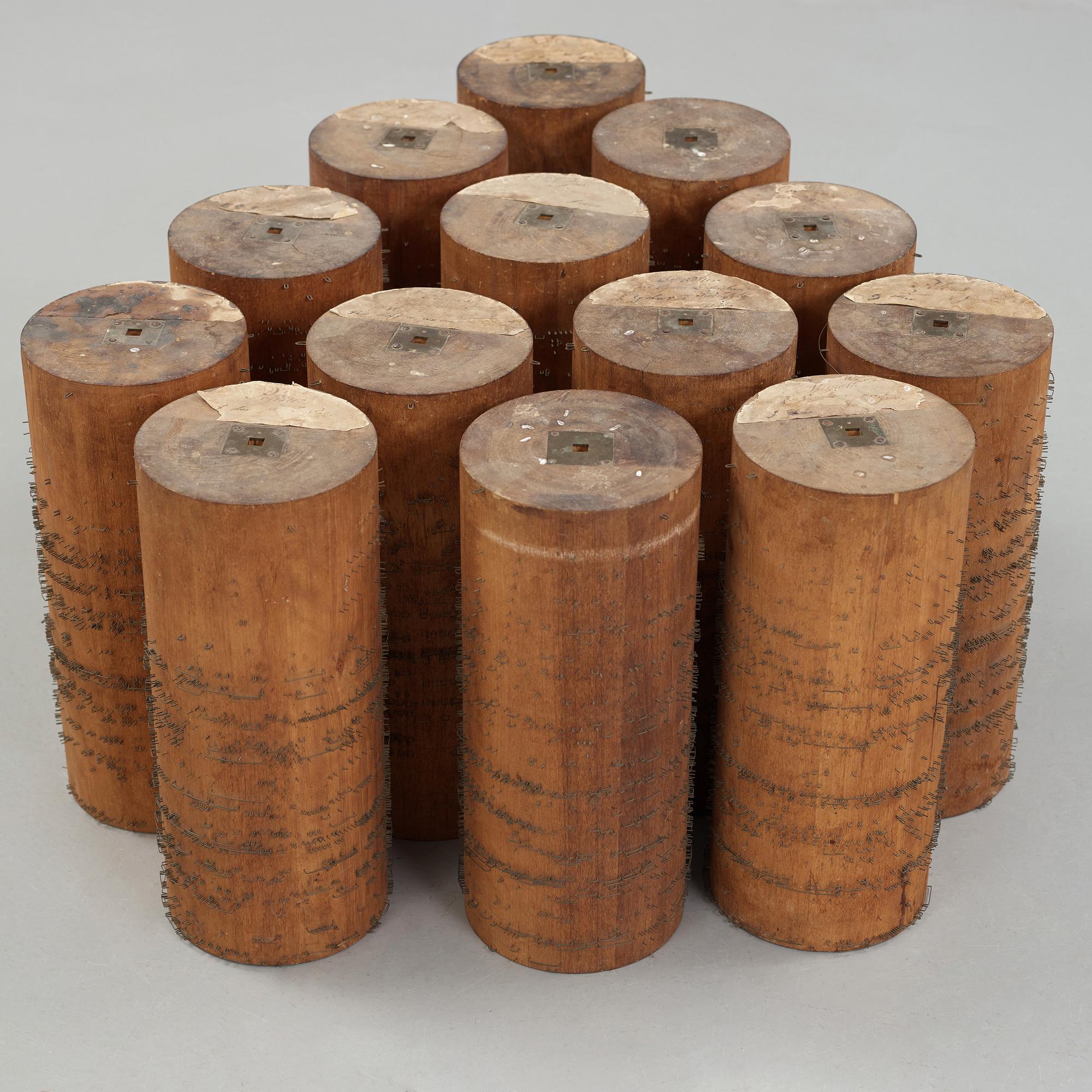 GOLVUR med spelverk, av Peter Strand 1798, med 14 stycken musikrullar. Sengustavianskt.