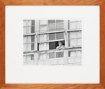Georg Oddner, "Kvinna i fönsterraden" (Woman in the window).