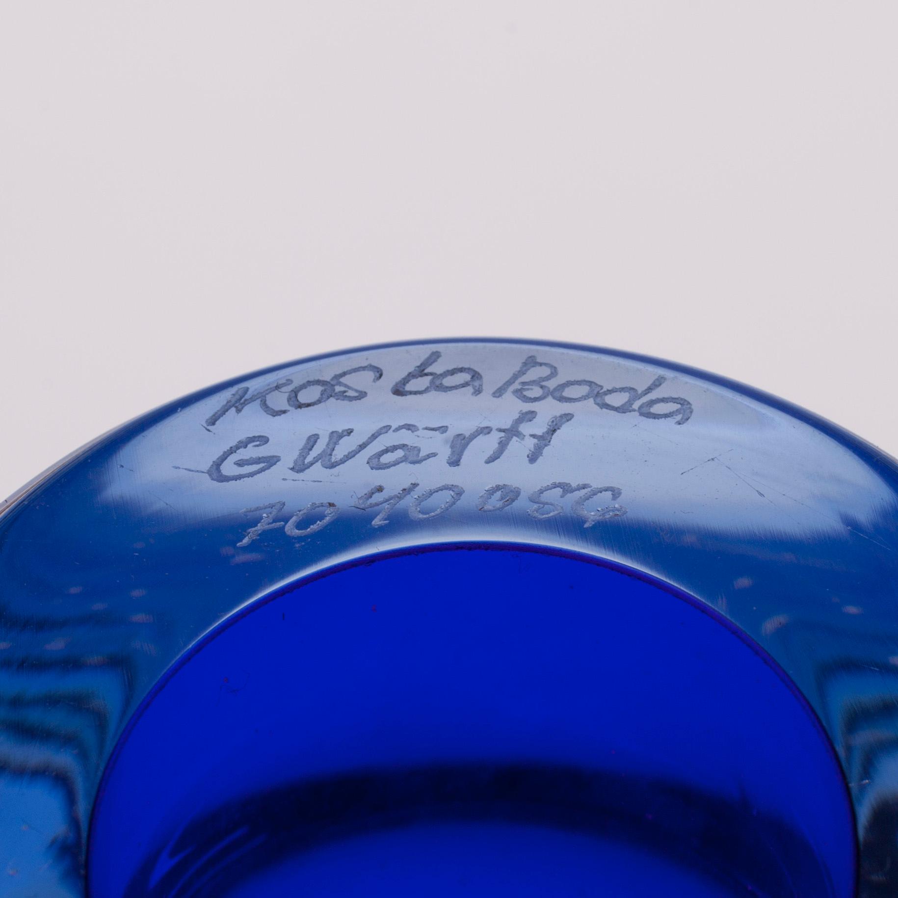 VAS, glas, numrerad 7040056 signerad Göran Wärff, Kosta Boda.