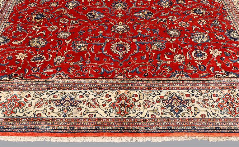 A carpet, Sarouk, ca 423 x 312 cm.