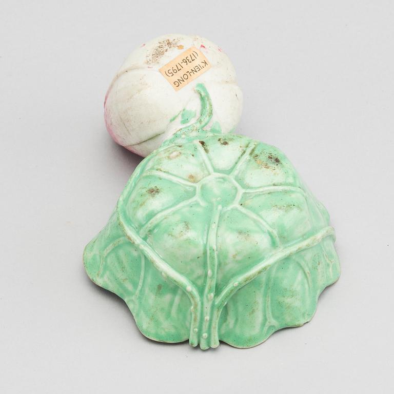 PENSELBAD med VATTENDROPPARE, porslin. Qing dynastin, 1800-tal.