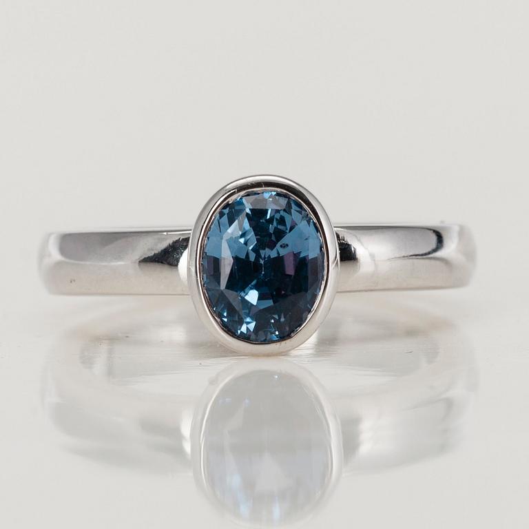 SORMUS, 18K valkokultaa, safiiri n. 2,0 ct. Pekka Kulmala, Helsinki 2003. Paino 7,1 g.