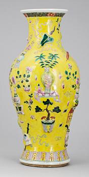 VAS, porslin, Kina, 1900-tal.   gulbotten glasyr, reliefdekor, Kina.