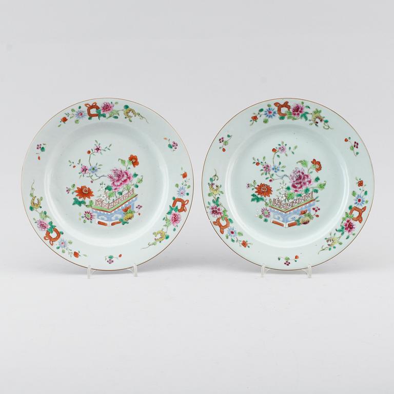 TALLRIKAR, 1 par, porslin, Kina, Qianlong 1736-1795.