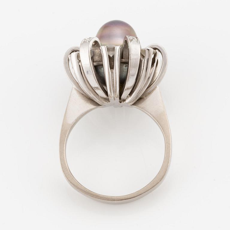 An 18K white gold ring set  with a pearl and round brilliant-cut diamonds.