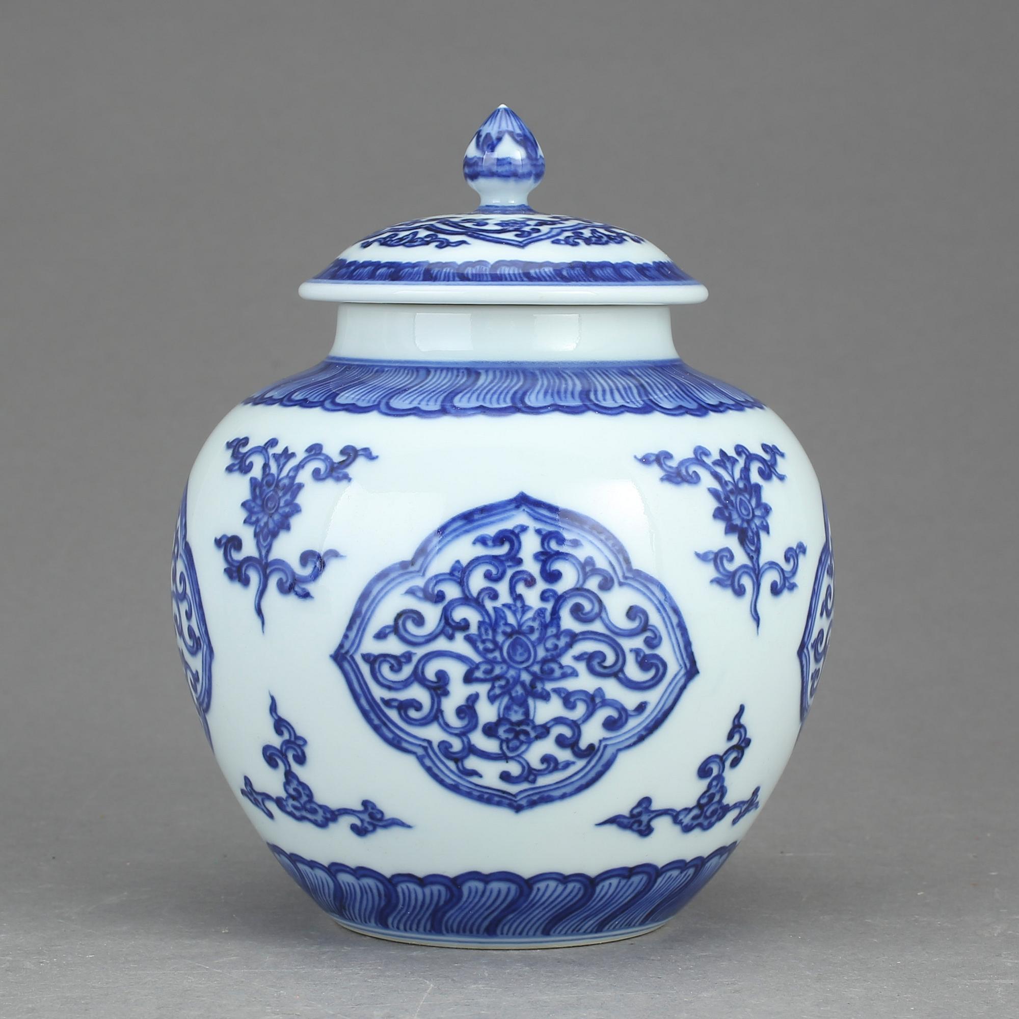 BOJAN MED LOCK, porslin. Kina 1900-tal.