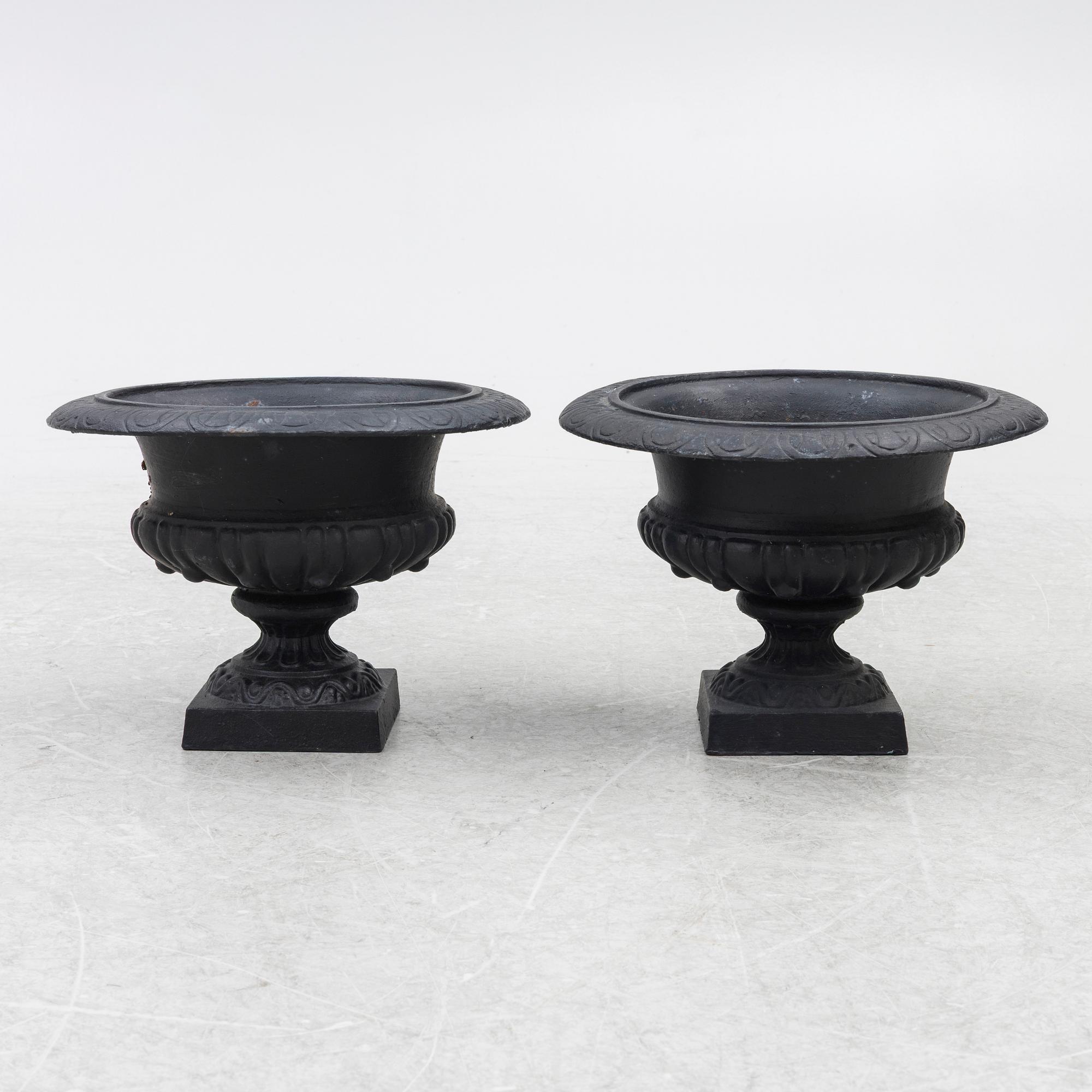 A pair of 20th century garden urns.