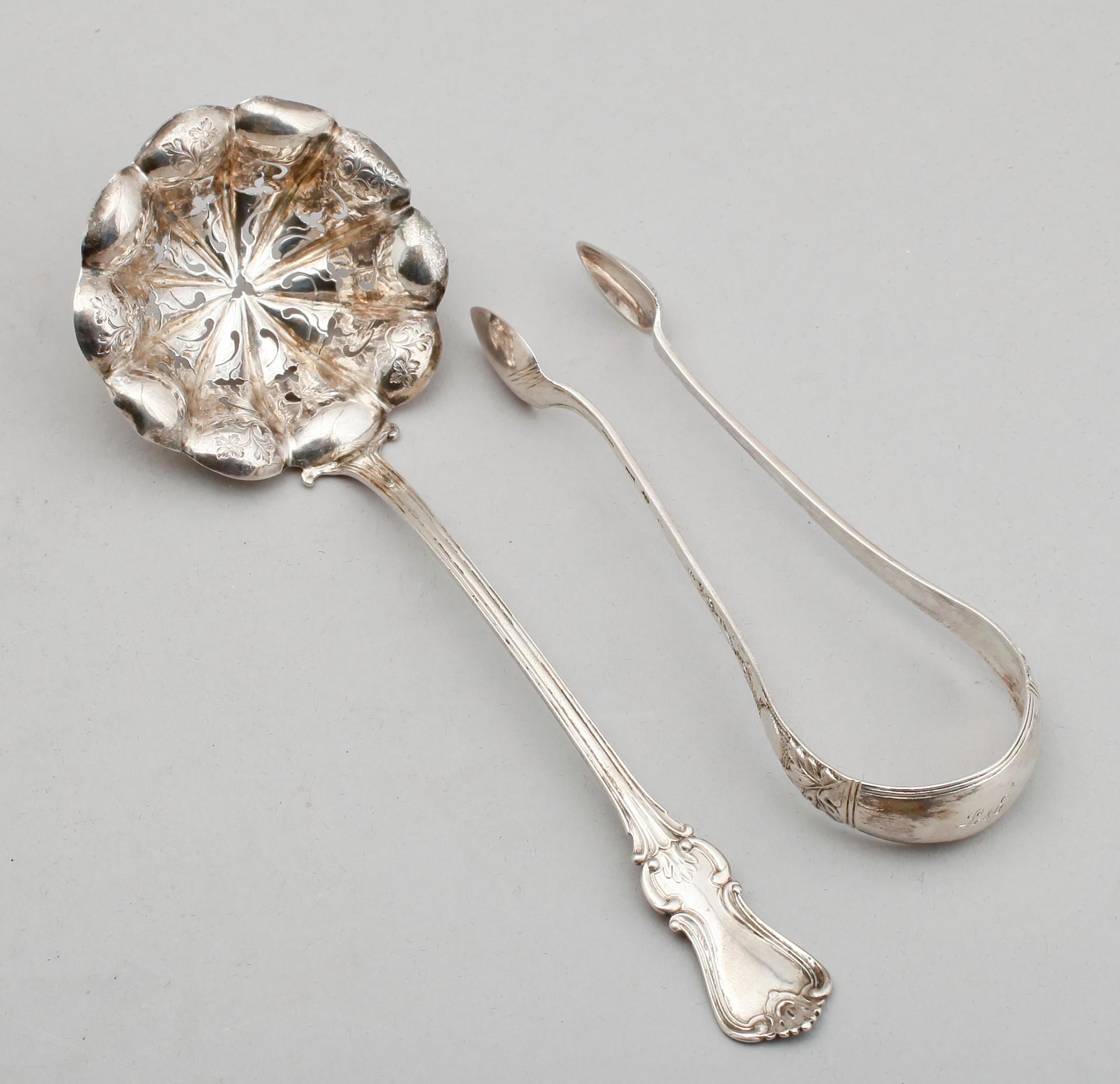STRÖSKED SAMT SOCKERTÅNG, silver, 1800-tal. Vikt ca 64 g.