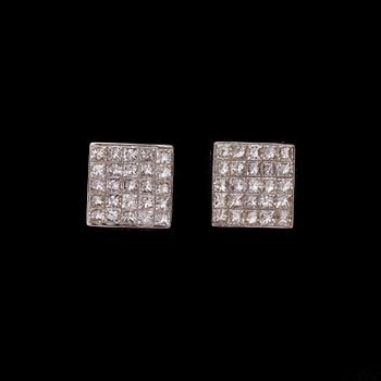 ÖRHÄNGEN, 14K vitguld, prinsesslipade diamanter. Totalvikt ca 2,2 g.