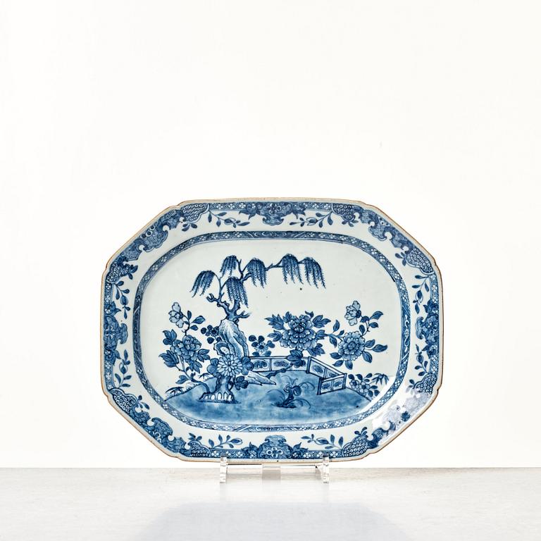 A pair of blue and white serving dishes, Qing dynasty, Qianlong (1736-95).