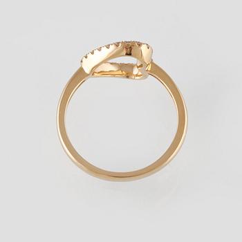 RING, 18K guld med briljantslipade diamanter ca 0.19 ct. Vikt 2,4 gram.