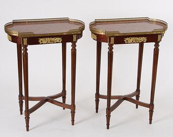 LAMPBORD, ett par. Louis XVI-stil.