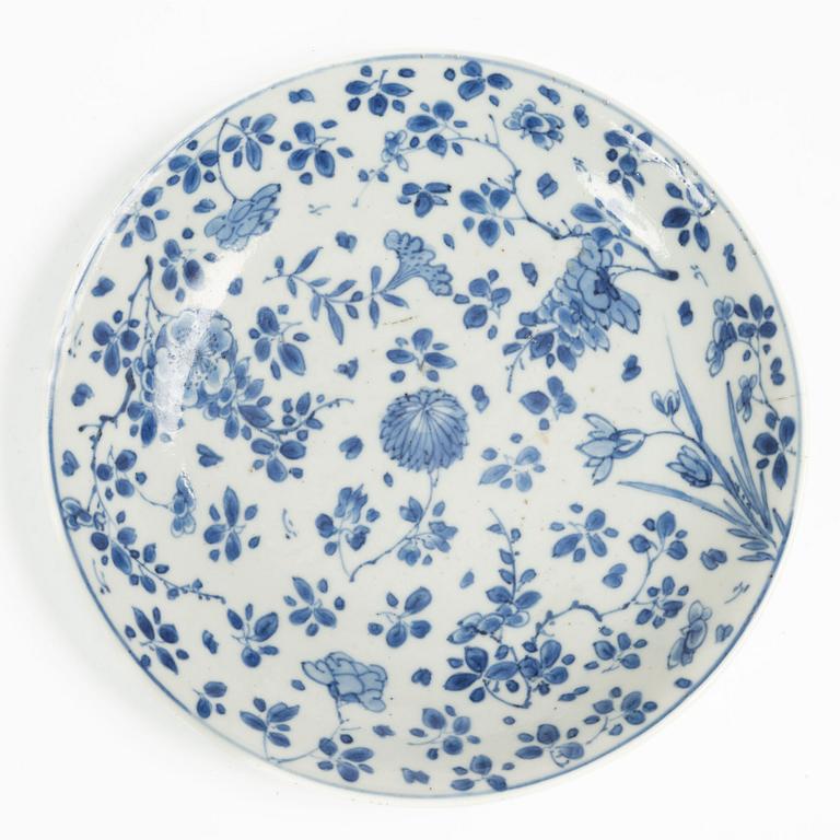 A blue and white dish, Qing dynasty, Kangxi (1662-1722). With an apocryphal Kangxi mark.