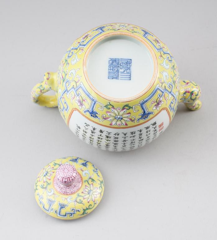 TEKANNA, porslin, Kina, sannolikt 1900-tal.