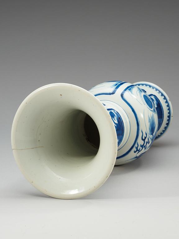 A blue and white vase, Qing dynasty, Kangxi (1662-1722).