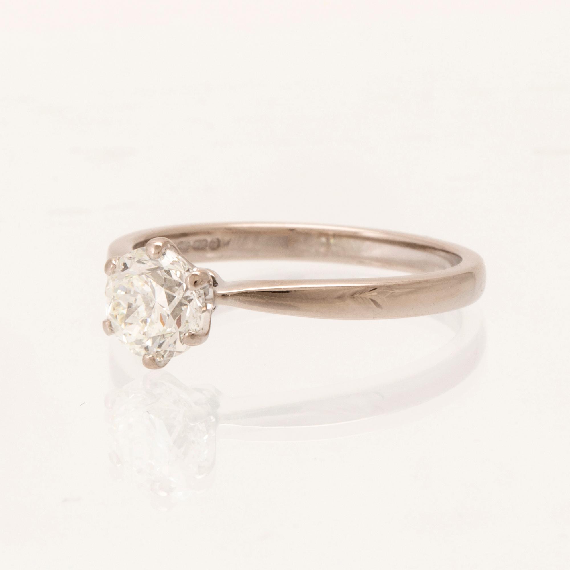 Ring solitär 18K vitguld med en rund briljantslipad diamant, 77 diamonds Birmingham, diamant med GIA Report.