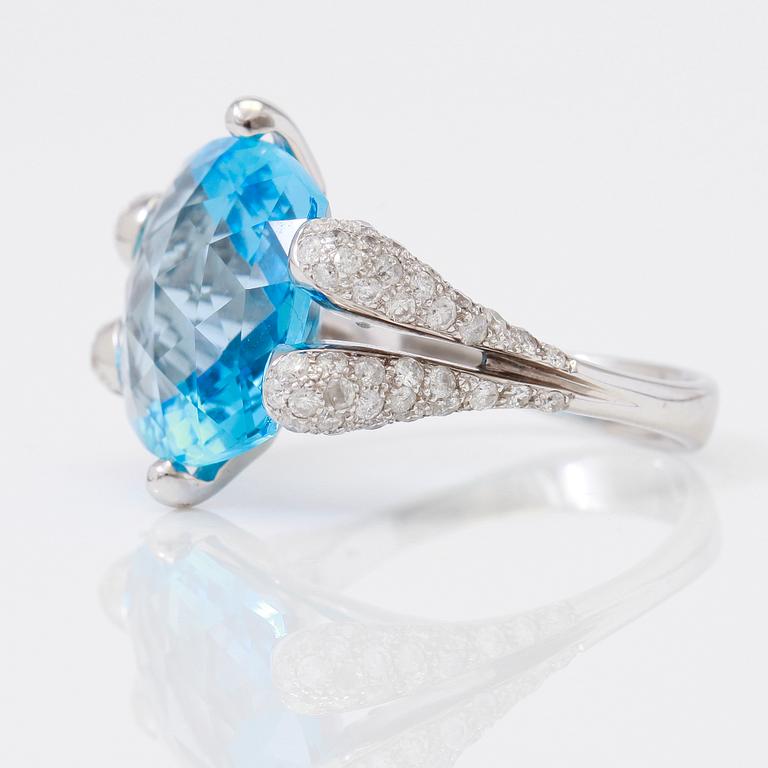 RING, blå topas samt diamanter.