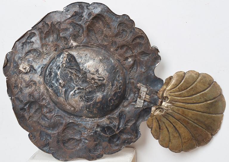 LJUSPLÅTAR, för ett ljus, ett par, barock, 1600-talets senare del, Sverige eller Tyskland/Nederländerna.