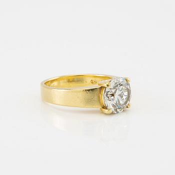 An 18K gold solitaire ring set with an approx. 2.14 ct round brilliant-cut diamond.