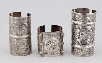 ARMRINGAR, 3 st, silver, orientaliska, 1900-tal. Tot vikt ca 593,8g.