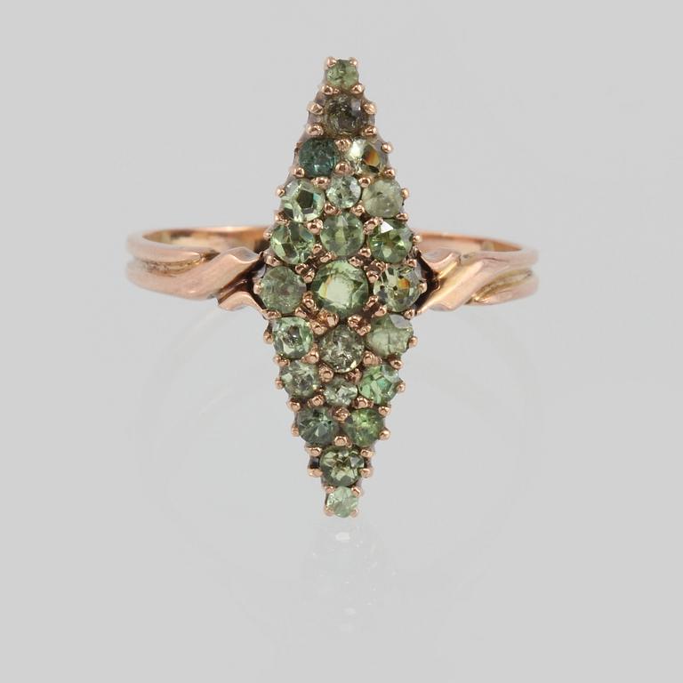 RING, 14K guld med fasettslipade demantoider. Vikt 2,5 gram.