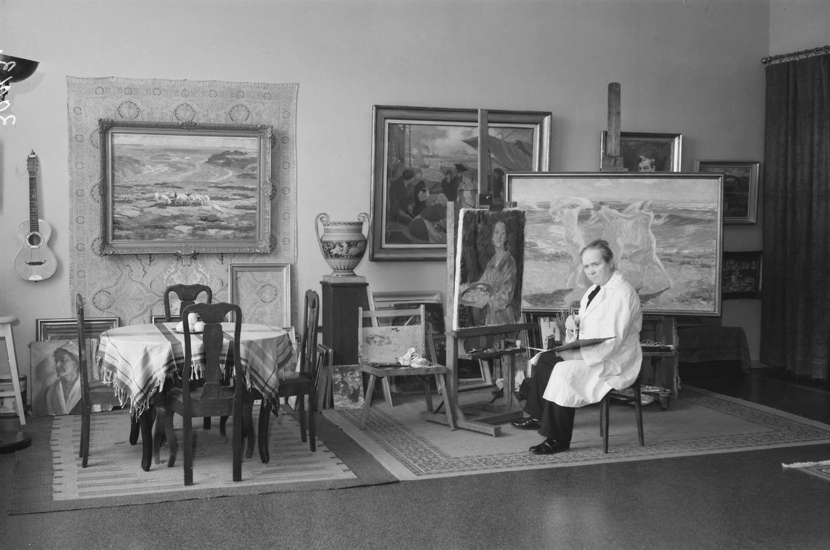 Santeri Salokivi, En grupp nakenmodeller med Urna, 2 st, samt urna från Konstnärens hem.