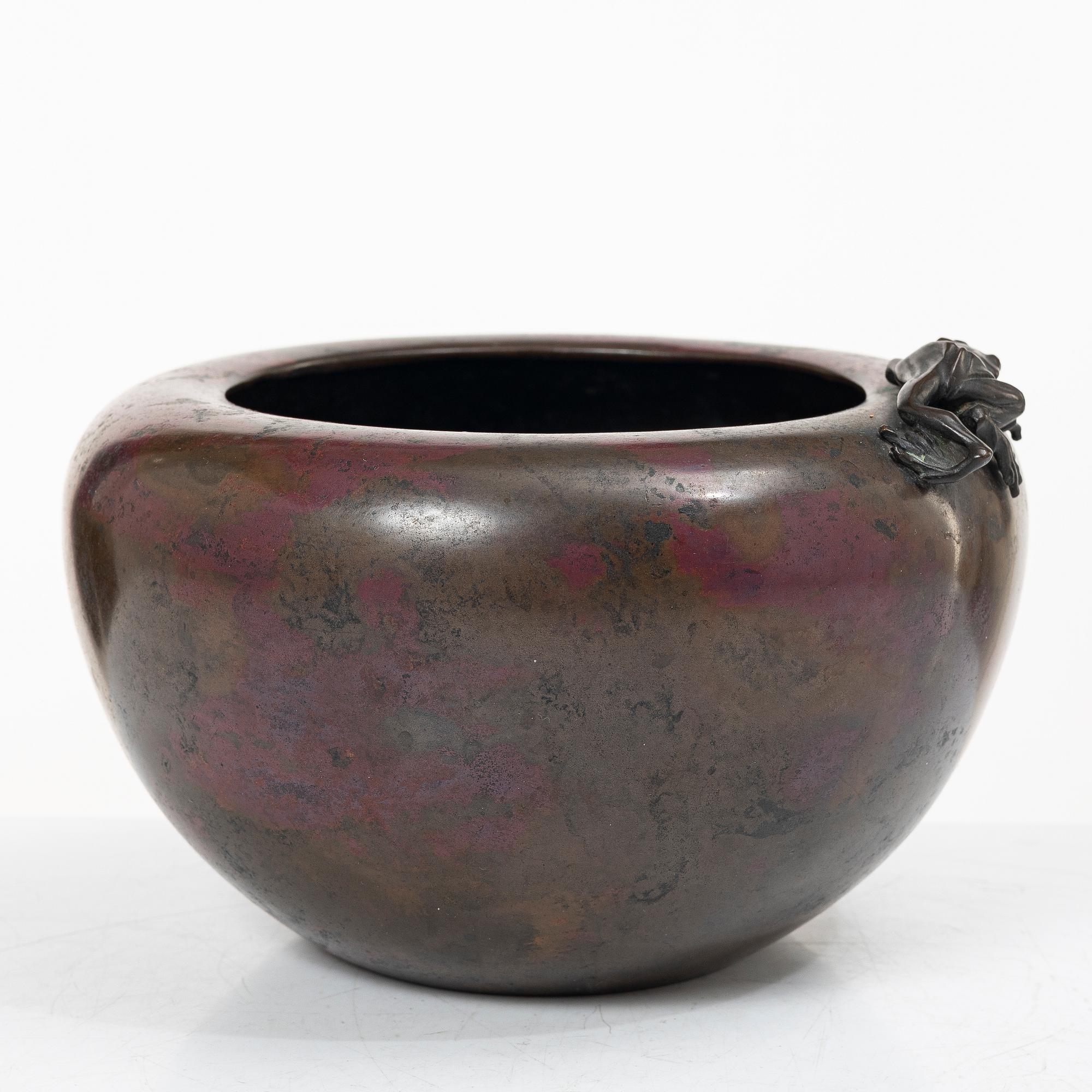 A Japanese bronze bowl / censer, Meiji (1868-1912).