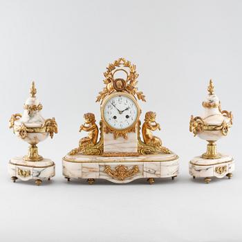 A table clock and two decoratives urn, around year 1900.