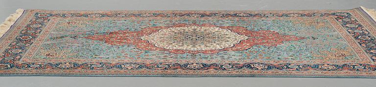 Matta, old Täbris, ca 263,5-266 x 165,5-169,5 cm (samt kortsidorna med 1-1,5 cm blå- och terrakottarandig slätväv).