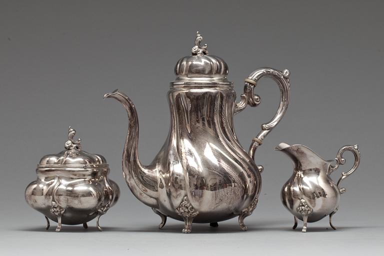 KAFFESERVIS, silver, 3 delar. Rokokostil. Svenska importstämplar, 1900-tal. Vikt ca 780 g.