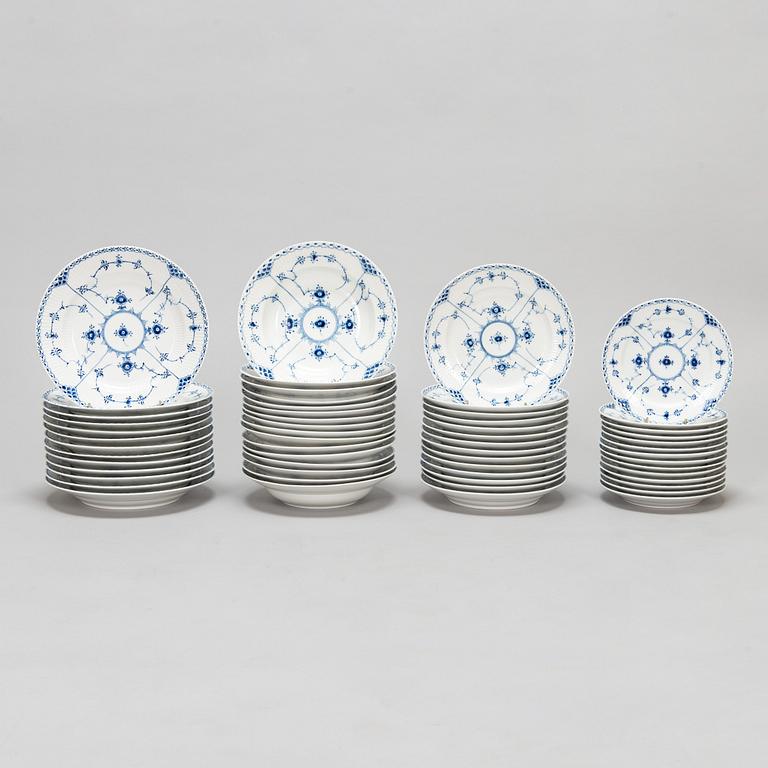 Servis, 70 delar, "Musselmalet", halvblond, Royal Copenhagen. Största delen från 1950-talets slut.