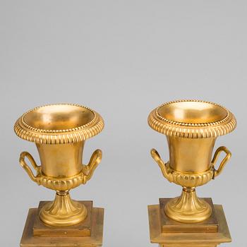 A pair of Empire urns, 19th century first part.