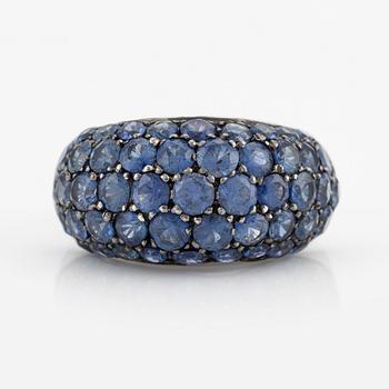 Ring in 18K white gold with sapphires.