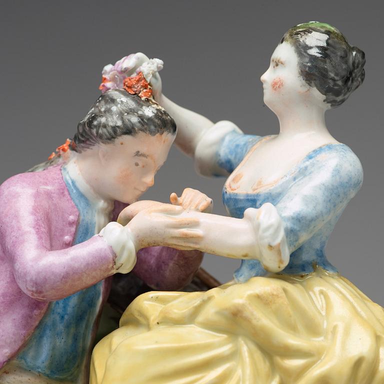SKULPTURGRUPP, porslin. "Pastoral scen med 
 kurtiserande herdepar". Royal Copenhagen, Danmark, 1700-talets slut.